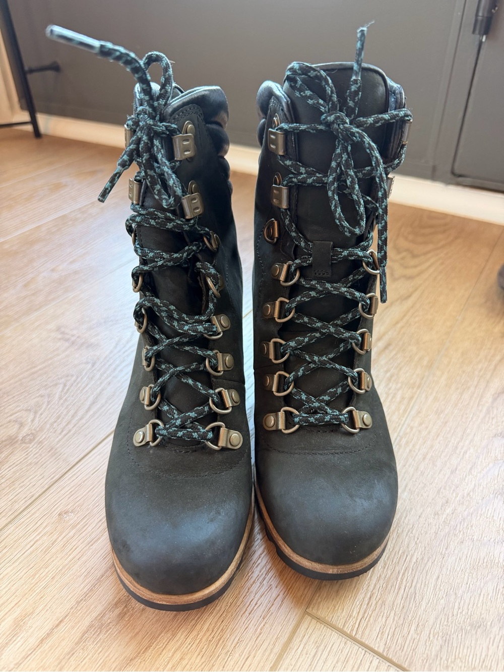 Sorel Conquest Women's Lace Up Black Boots - Size 8 - Ships fast!